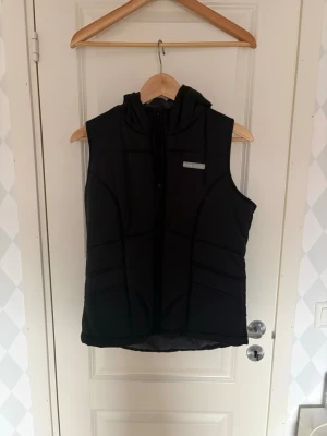 Svart Väst med Luva - Säljer denna då den inte längre används.  Pris går att diskuteras.