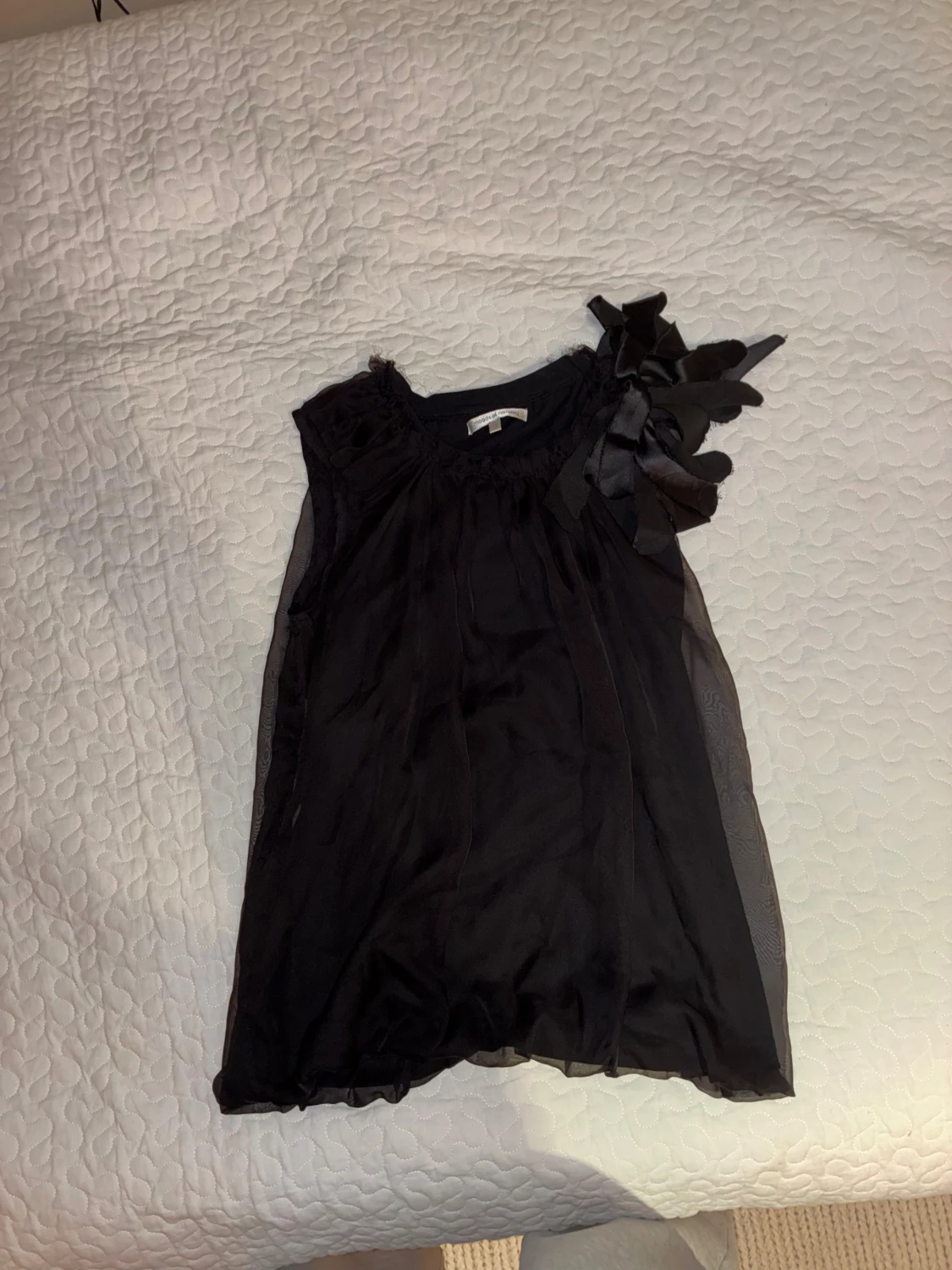 Fin och exklusiv of shoulder blus från Moods of Norway