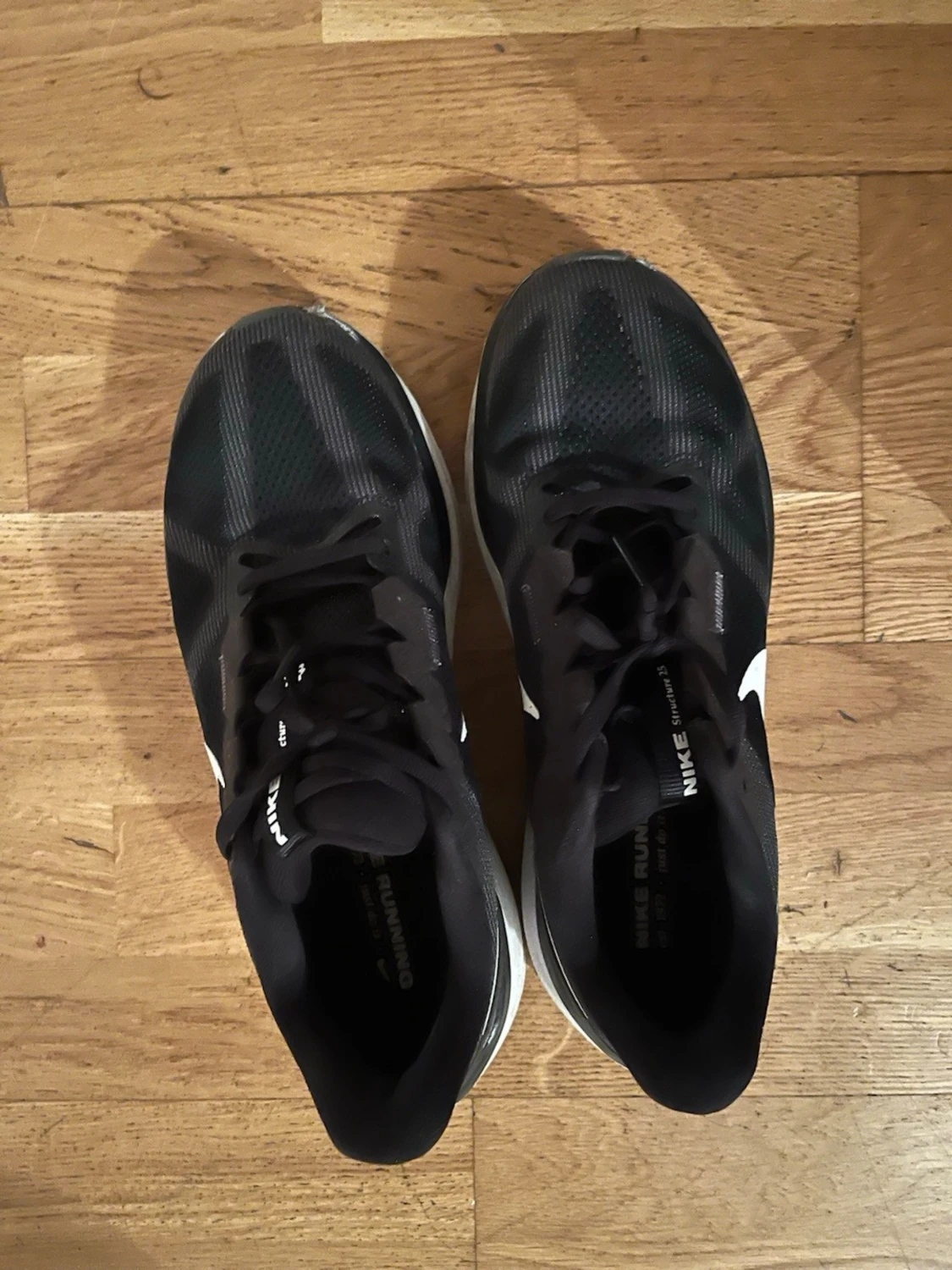 Svarta Nike sneakers med vit sula - 1