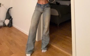 Blå wide jeans från Nelly - Säljer ett par ljusblå jeans från Nelly med klassisk fyrficksdesign och dragkedja. Modellen har låg midja och breda ben för en chill och trendig look. Köpta från Nelly i somras, använda fåtal gånger. Nypris är 599kr, mitt bris är 250kr. Jag är 159cm lång för referens🥰