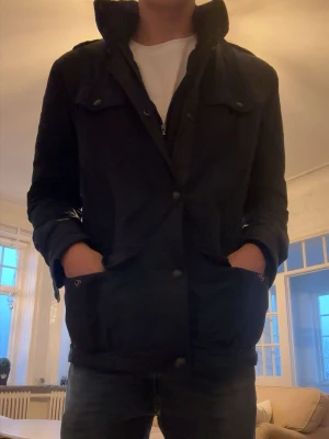 Field jacket, Ralph lauren - Snygg mörkblå field jacket från polo Ralph lauren, den har fyra fickor fram till men har även inner ficka, otroligt stil ren för ett bra pris, ny pris är 5400 från Ralph lauren. Hör av er vid frågor och funderingar, priset är ej hugget i sten