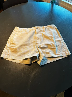 Beige Chino shorts från POLO by Ralph Lauren - Chino shorts från POLO by Ralph Lauren! Oanvända med alla lappar kvar! Har en authentication QR-kod!