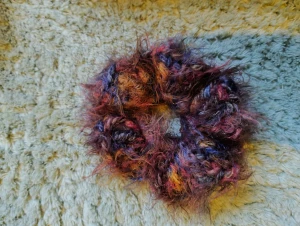 Flerfärgad fluffig scrunchie  - Supermysig och fluffig virkad scrunchie i flera färger som lila, blå, röd och gul. Perfekt för att ge din frisyr  en cool touch. Materialet är mjukt och lurvigt, vilket gör den bekväm att bära hela dagen. Virkad av mig om någon undrar! 🙃🤗