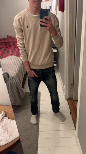 Beige långärmad tröja Polo Ralph Lauren - Snygg beige långärmad tröja från Polo Ralph Lauren i slim fit med klassisk rund hals och mörkblå broderad logga på bröstet. Tillverkad i mjuk pima bomull som känns skön mot huden. Perfekt för dig som gillar stilrena och enkla plagg. Kan användas året runt o är väldigt najs👍 hör av er vid funderingar🤗