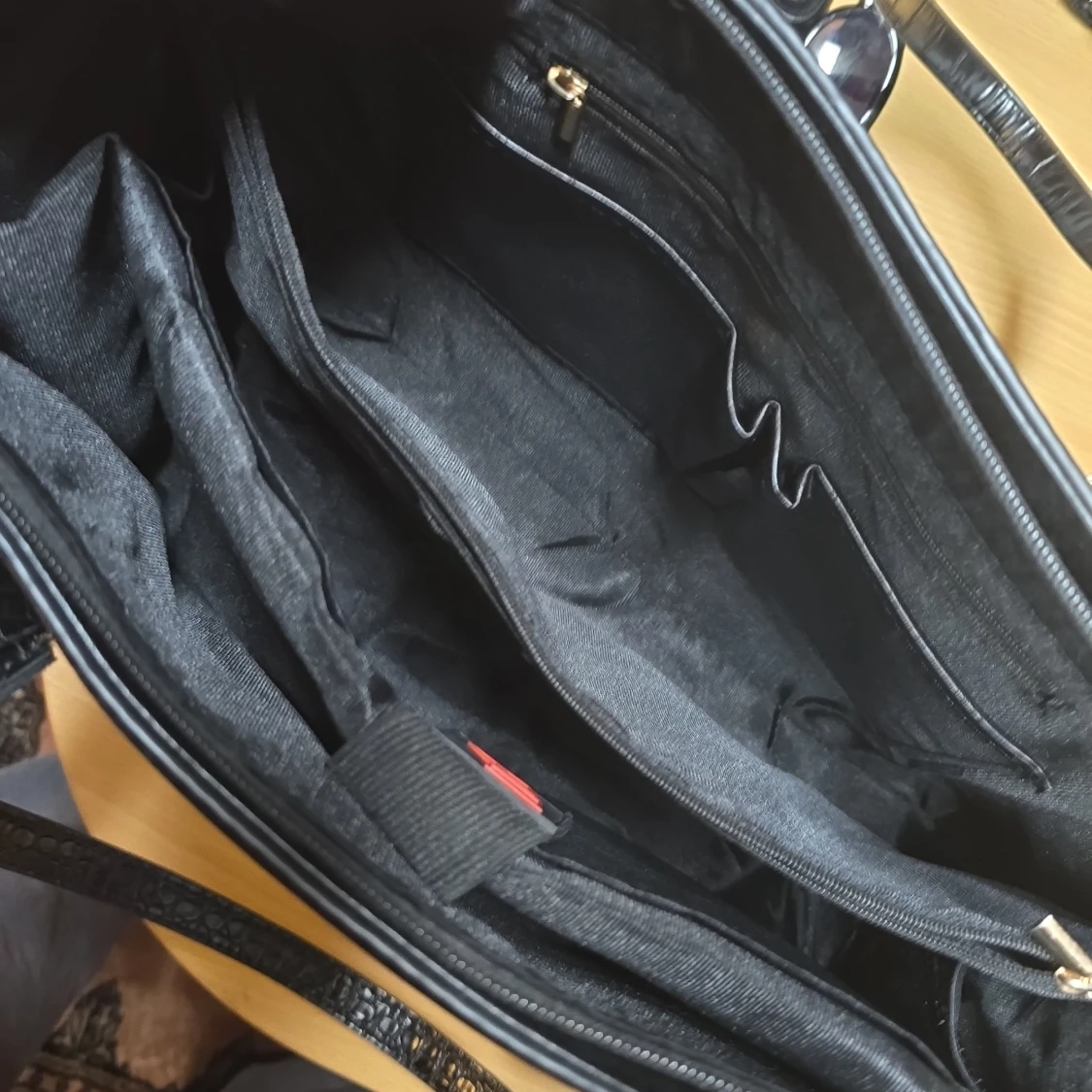 Svart datorväska med krokopräglad yta - 2