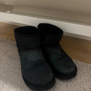 Svarta UGGs  i mocka - Säljer mina svarta Uggs då jag köpt andra priset kan diskuteras🩷🩷