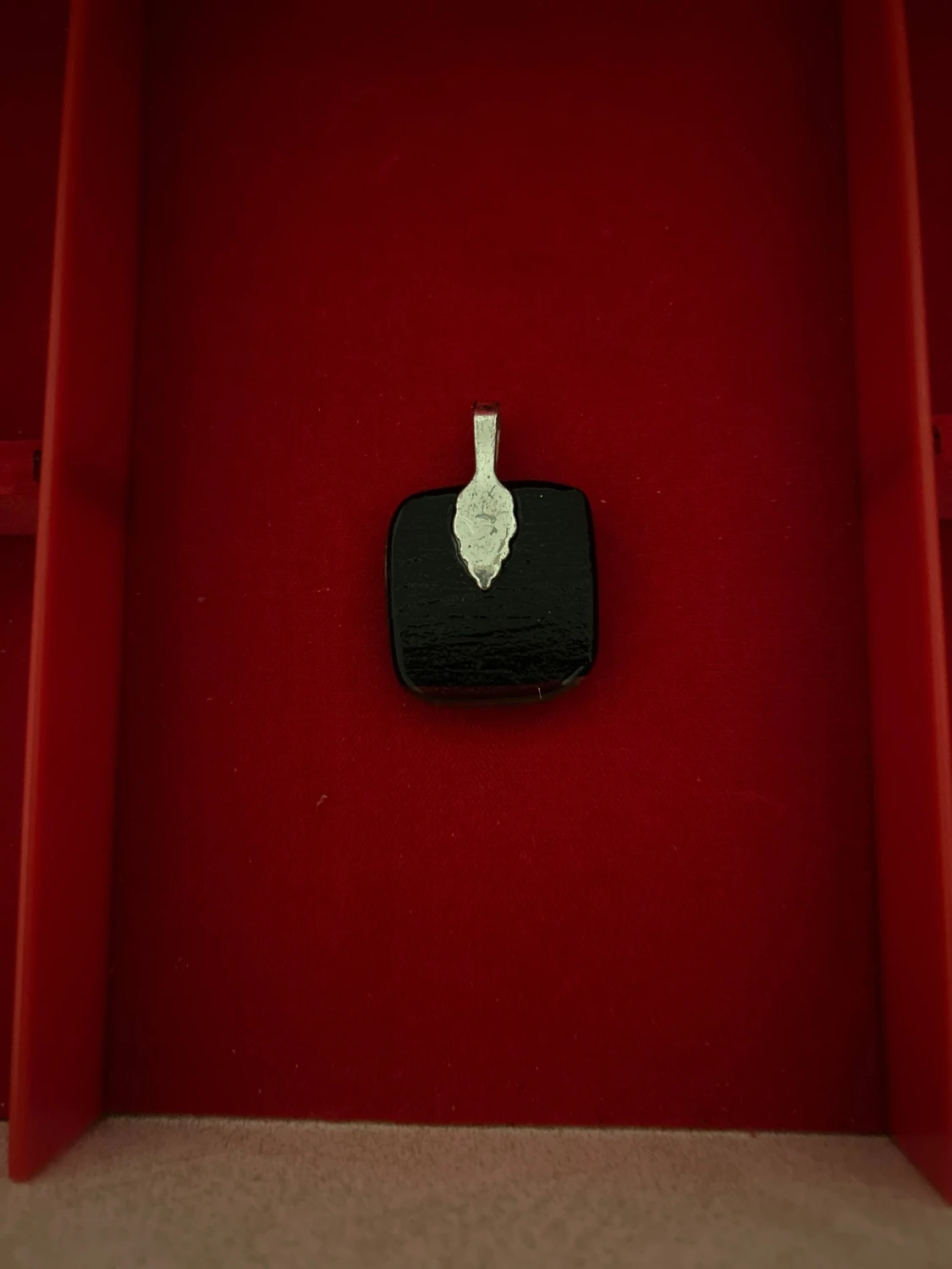 Hänge av dikroiskt glas