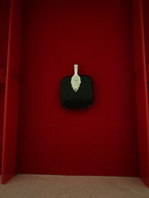 Hänge av dikroiskt glas - Unikt halsband med fyrkantigt hänge i grönt och svart glas. Framsidan har ett glittrigt, intrikat mönster som ger en cool och modern vibe. Hänget har en silverfärgad ögla för kedja. Perfekt för dig som gillar att sticka ut med detaljer.