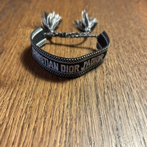 Christian dior armband - Christian dior armband. Svart. Man kan justera storlek 