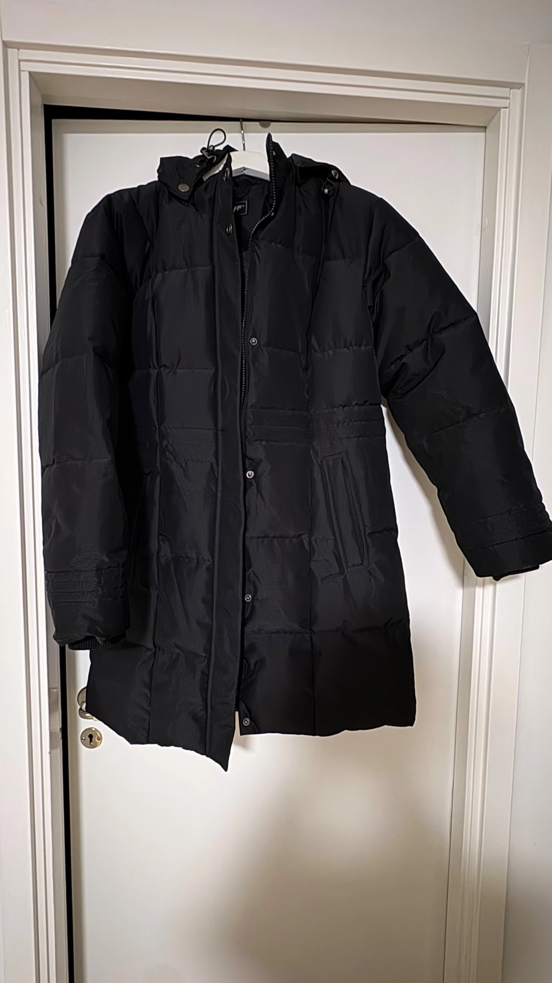 Svart lång dunliknande vinterjacka - mycket varm och i fint skick