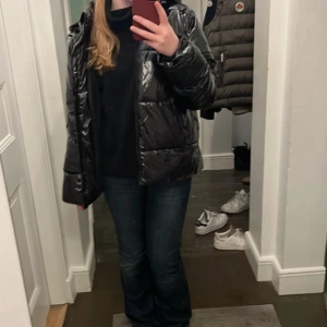 Neo Noir vinterjacka  - Säljer min jacka från Neo Noir, super fin och varm. Nypris 1799kr. Har ett liten hål (ca 2 cm) i armen men ör övertäckt (skriv för fler bilder)