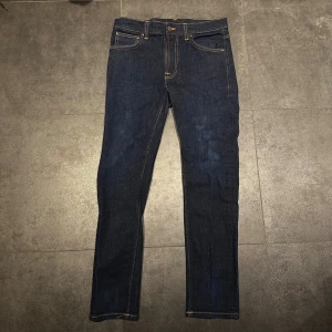 Nudie Jeans - Nudie jeans [] Skick 9/10 [] Storlek 32/30 [] Pris 299kr [] Modellen är cirka 176cm [] Fraktar via Postnord på köparens beskostnad[] Hör av dig vid minsta fråga eller fundering!
