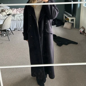 Svart kappa lång - Jättefin lång kappa från Kello som inte går o få tag på längre!! Använd ett fåtal gånger och i jättefint skick💞💞