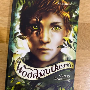 Woodwalkers: Carags förvandling - En spännande bok med magiska skogsmiljöer och mystiska förvandlingar. 