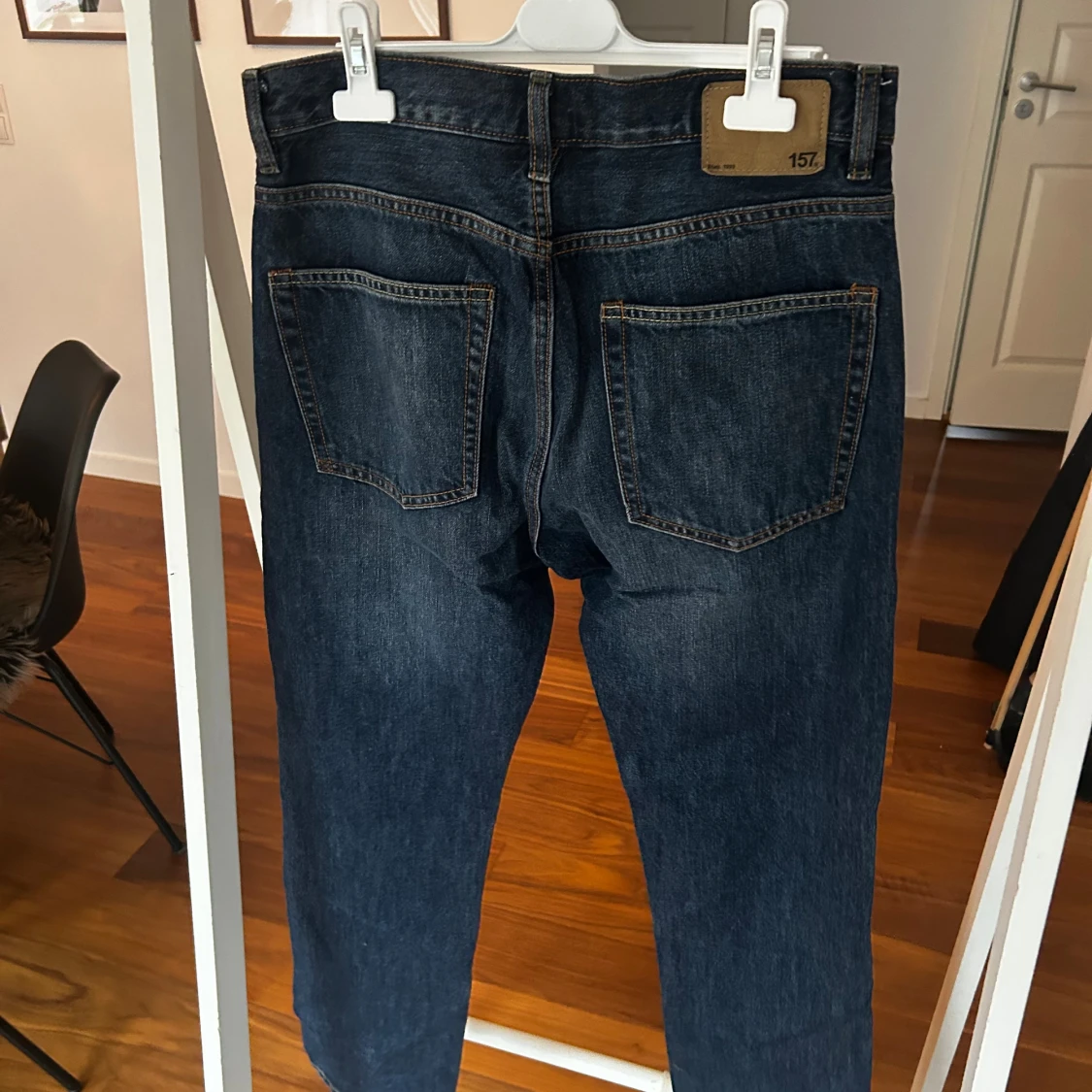 Mörkblå jeans från 157 med slitningar - 1