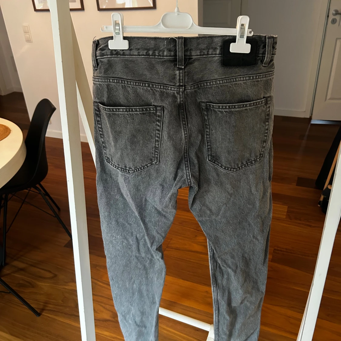 Grå jeans från 157 med slitna detaljer - 1