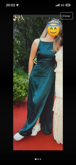 Mörkgrön balklänning - Kan sanka pris vid snabb affar! Drömklänning frän märket Bubbleroom - perfekt för bal, student eller bröllop! Uppsydd för 170 cm! - Använd endast en gảng pả bal - Djup rygg, ger en väldigt fin look - Smidig dragkedja pả sidan - Storlek 36, normal i passform