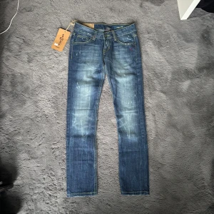 Helt nya dondup jeans - Helt nya dondup jeans med riktigt feta slitningar! Storlek: W28 L30. Skick: 10/10 helt nya med tags!! Modell: George slim fit⭐️kontakta mig vid intresse eller frågor🙌