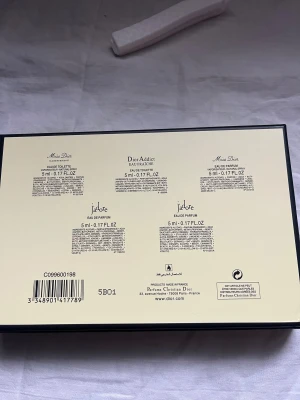 Dior mini parfymset  - Lyxigt parfymset med fem miniflaskor. Perfekt att ge som present. Skriv för mer info o bilder😀