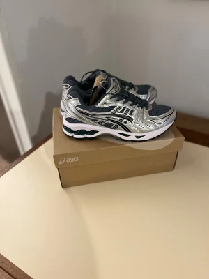Asics gel kayano 14 jasper green - Helt oanvända, storlek 42. Pris kan diskuteras. Hör av dig vid frågor