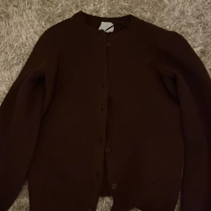 Vinröd kofta  - (Slutsåld  i alla storlekar på hemsidan) - Därmed pris. Säljer en populär, stilren vinröd kofta med knappar framtill. Perfekt för kyligare dagar och enkel att matcha med olika outfits. Koftan har långa ärmar och en rund halsringning. Varsamt använd, ca 3 gånger så inget slit eller några hål.