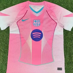 FC Barcelona rosa matchtröja Nike - Finns alla storlekar! Snygg FC Barcelona fotbollströja i rosa och vitt med coola grafiska linjer och blå detaljer. Nike-logga på bröstet, Spotify-logga i mitten och klubbmärke i blått och rosa. Tillverkad i lätt och ventilerande material, perfekt för träning eller match. Oanvänd. Pris kan diskuteras.