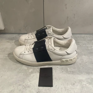 Valentino Open - Valentino Opens i storlek 40 passar 41, skick 9/10, kort medföljer vid köp, hör av er vid funderingar