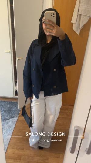 Mörkblå skepparkavaj med guldknappar - Säljer en stilren mörkblå skepparkavaj med bred krage och dubbla rader guldiga knappar framtill. Jackan har en loose passform och är perfekt för dig som gillar klassisk men cool stil. Materialet känns som ullblandning och den är långärmad.