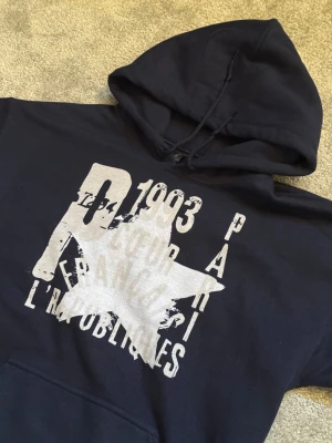 Hoodie från Zandro Studio - Helt ny hoodie från Zandro studio. Använd en gång. 10/10 skick. Nypris 649. 