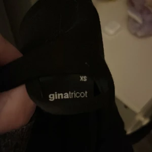 Svart kavajjacka från Gina Tricot XS - En kappa från Gina, typ aldrig använd i storlek xs skriv vid frågor🫰🏼original pris va runt 600