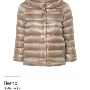Beige pufferjacka från Herno - Säljer en beige pufferjacka från Herno!! Som ny!! Storleken är 42 som passar perfekt på mig som brukar bära S/M. Kan tänka mig att sänka priset vid snabb affär!