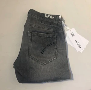 Grå Dondup george jeans - Grå Dondup jeans i storlek 30. 9/10 skick med bara lite tecken på användning och inga deffekter. Nypris: 3500. Mitt pris: 799! Satt i sten. Modell:George          Det är bara att skriva vid funderingar!😁