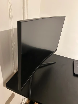 MSI Curved Gaming Monitor - Snygg MSI välvd gaming-skärm i gott skick. Modern design med tunna kanter och stabilt stativ. Perfekt för spel och arbete tack vare den böjda panelen som ger en uppslukande upplevelse. Inga synliga repor eller skador på skärmen. Tillverkad 2020-06.