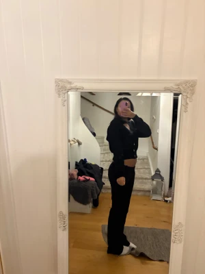 En fin kofta som jag säljer den är väldigt skön och mjuk säljer eftersom används inte länge  - Väldigt fin kofta med knappar