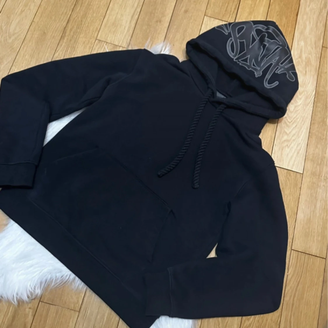 Svart hoodie från syna world - 1