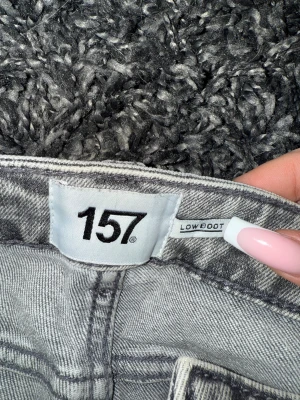 Grå bootcut jeans från 157 - Snygga grå jeans från 157 med låg midja och bootcut-ben. Använda en gång. Använder inte dom längre för att dom passade inte min stil. Nyskick