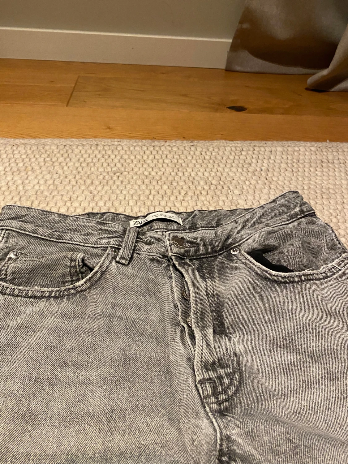 Grå straight jeans från Zara - 1