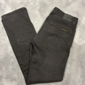 Svarta jeans från Nudie Jeans - Snygga svarta jeans från Nudie Jeans i modellen slim Jim. Perfekta för en stilren look. De har lite tecken användning men är i bra skick!