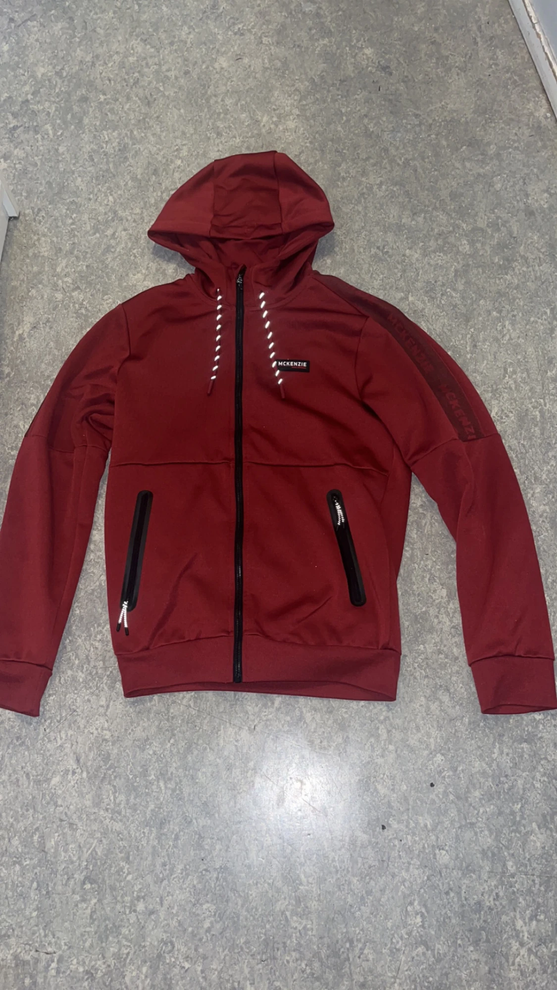 Vinröd hoodiejacka från McKenzie