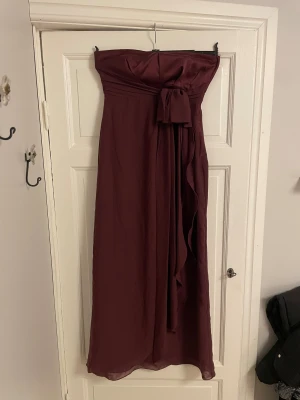 Balklänning - Fin balklänning/långklänning!  Ärmlös/bandeau 💗 Längd: 124cm