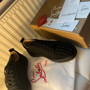 Christian Louboutins Skor Med Taggar Svart - ⬛ Färg: Svart med nitar  👞 Modell: Christian Louboutin med signaturspikes  📏 Storlek: EU 42  🔍 Använda sparsamt och i mycket fint skick — inga större märken eller slitage. Som ny!  ♻️ Mycket väl omhändertagna, förvarade i dustbag. Ikoniska röda sulan i gott skick.  💼 Material: Premium mocka med nitar och klassisk röd sula. ‼️ Säljes ej med det röda kortet eftersom ville hålla det till mig själv ‼️🧾 KÖP NU FINNS, Tack!