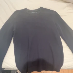 Mörkblå stickad tröja från Riley - Snygg mörkblå stickad tröja från Riley i storlek M. Tröjan har rund hals, ribbade muddar och långärmad passform. Perfekt att matcha med jeans för en chill look. Materialet är mjukt och känns skönt mot huden. Köpt för 900 i butik har jag för mig. Säljer då tröjan är dels lite stor på mig som är 175 cm och väger omkring 65 kg, men även för att den inte riktigt är min stil. Har haft den ett tag, men nästan endast hängt i garderoben, så den är i toppenskick. 