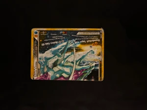 Raikou & Suicune Legend - Samlarobjektet Raikou & Suicune Legend från Pokémon Unleashed är en ultra-sällsynt trading card med episk artwork och coola krafter. Perfekt för dig som älskar Pokémon och vill ha något unikt i din samling. Kortet är eftertraktat bland både samlare och spelare! Kontakta mig för skick pris så kan vi diskutera 