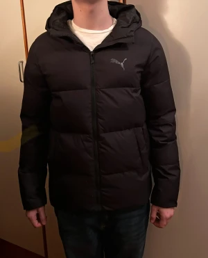 Svart pufferjacka från Puma med huva - Svart pufferjacka från Puma med huva.