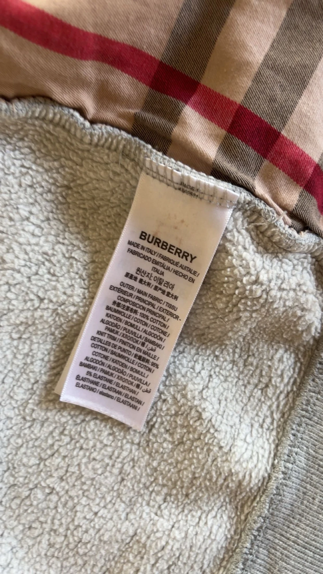 Grå hoodie från Burberry med rutig foder - 2