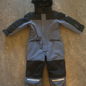 Cortina Ski Overall JR - Säljer en blå och svart overall som är helt oanvänd. Storlek EU 100. Nypris 899kr