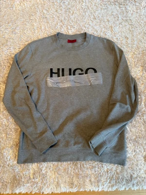 Hugo boss tröja  - Skick 8/10 använt ett par gånger. Rensar garderoben, tröjan är originell. 
