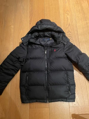 Polo Ralph Lauren jacka - En skit fet Ralph Lauren jacka som är i väldig bra skick och passar perfekt nu till vintern, jackan har ingen tecken på användning och säljs för ny pris ≈4000, så den är till väldigt bra pris