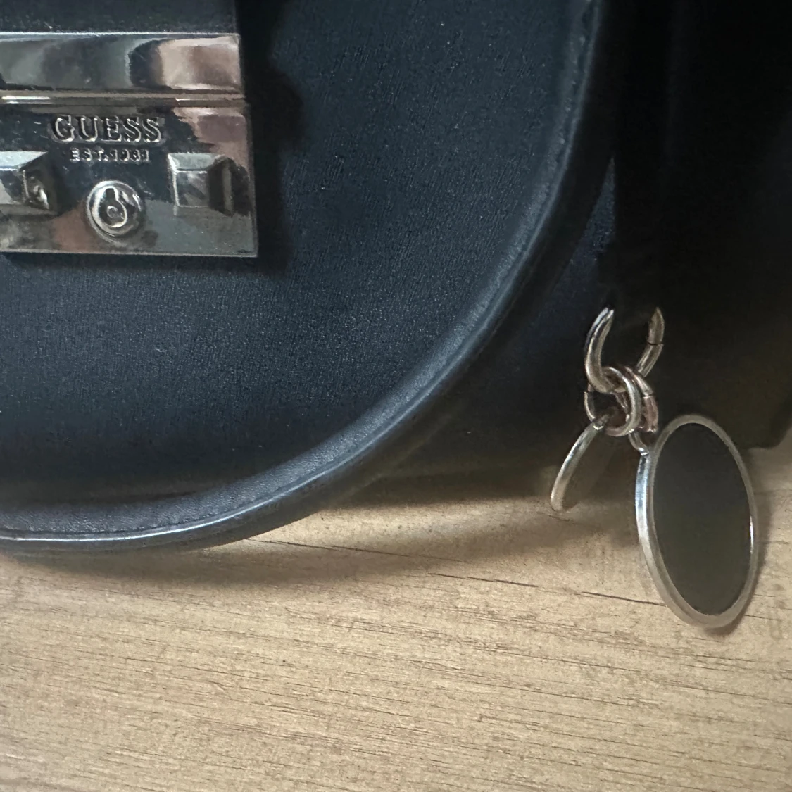 Svart handväska/axelväska från Guess - 3