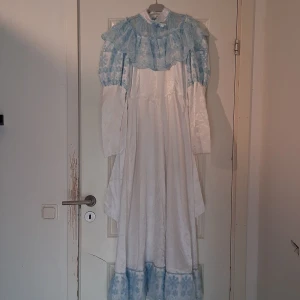 Vintage klänningar - Säljer 3 stycken vintage hjo klänning plus en hatt. Den här typen av vintage klänningar är ateljesydda mellan 80-00 talen. Dem är sydd för att efterlikna 1890-1900 tal. Det finns några små lagningar och några hål kan ta bild om man vill. Säljer allting för 280. Står ingen lapp eller storlek men uppskattas till storlek M. Köparen står för frakten! Hund finns I hemmet🐕
